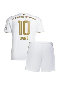 Bayern Munich Leroy Sane #10 Babyklær Borte Fotballdrakt til barn 2022-23 Korte ermer (+ Korte bukser)